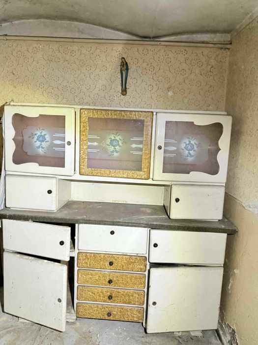 Kredens PRL do renowacji