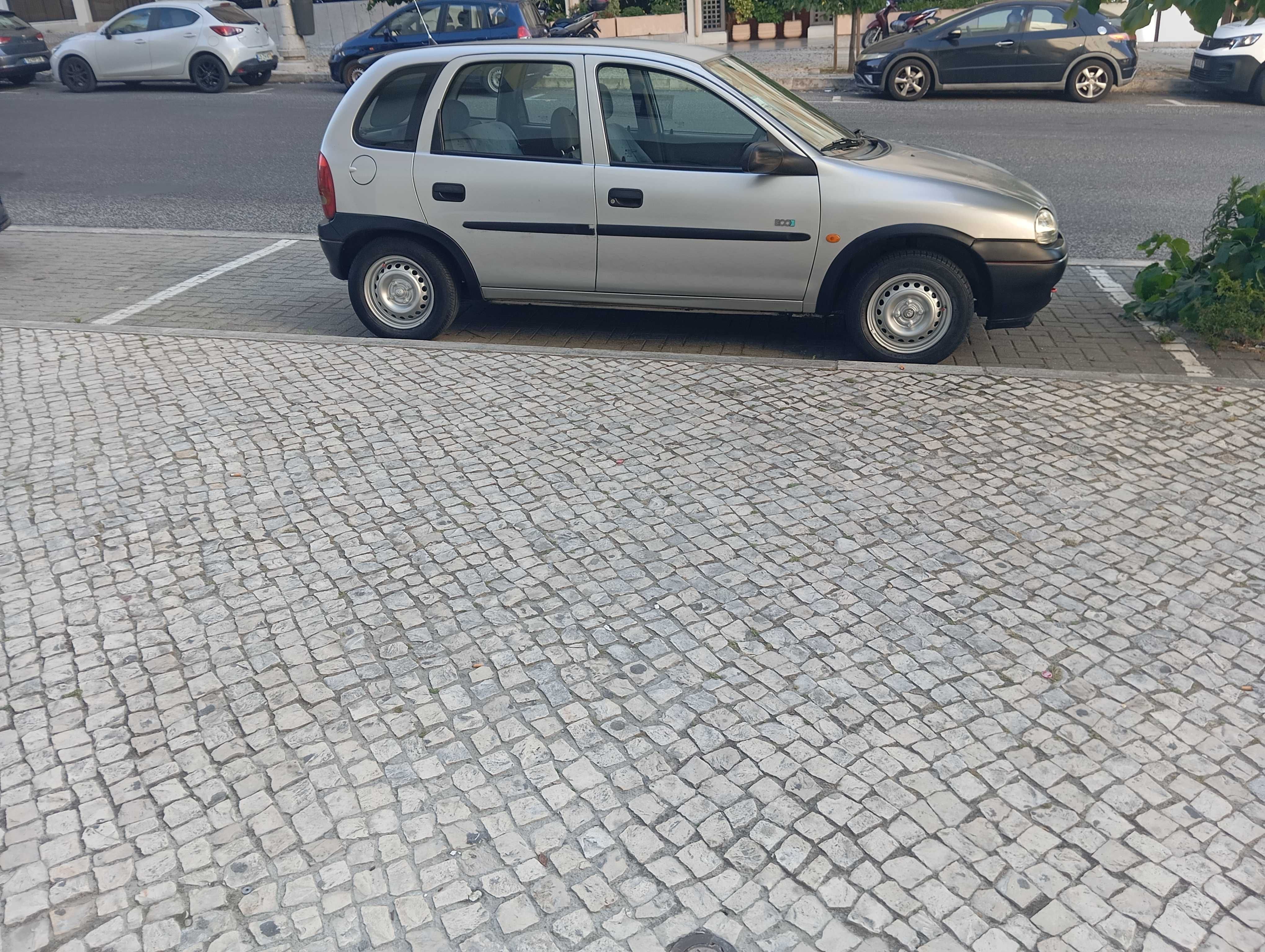 Carro em bom estando troco por carrinha grande