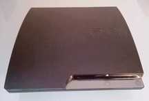 PS3 Slim com 2 comandos e 1 jogo