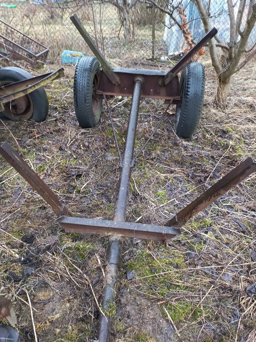 Wóz do ciągnika z drewnianą skrzynią