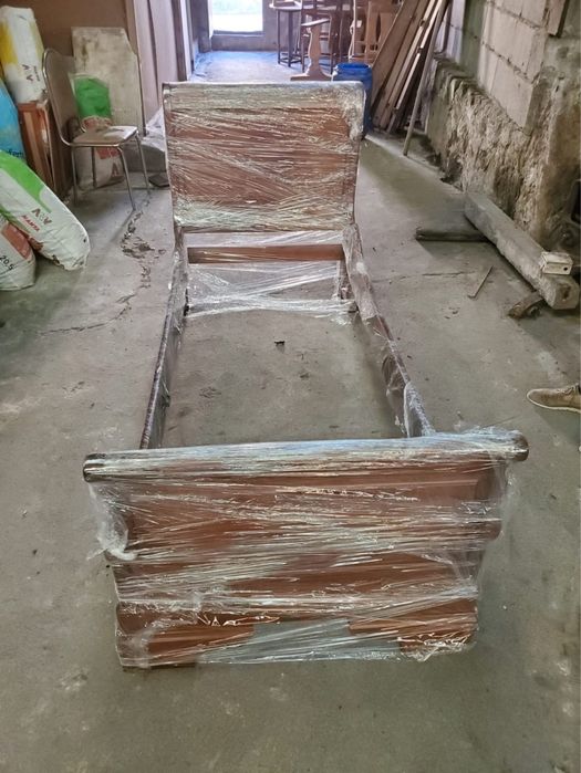 Cama de solteiro em madeira