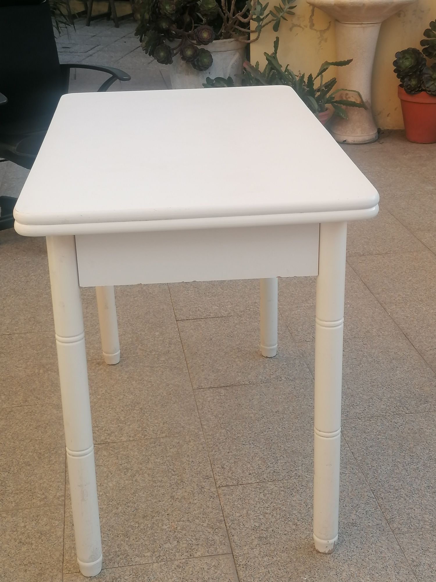 Vendo MESA DE COZINHA EXTENSÍVEL em madeira. Possibilidade de entrega