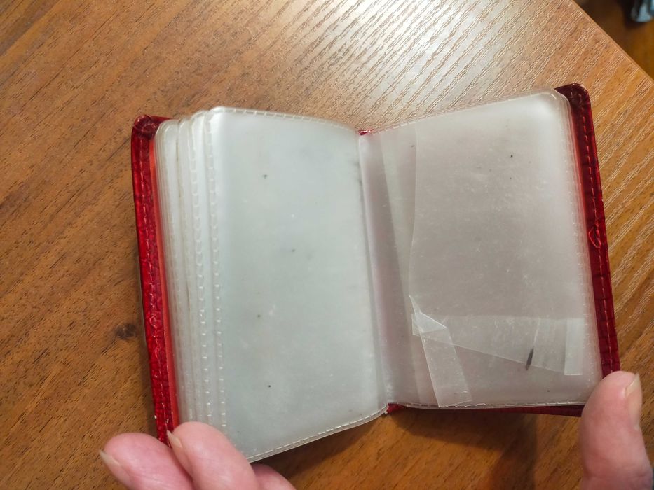 Червоний картхолдер,
 лакована шкіра