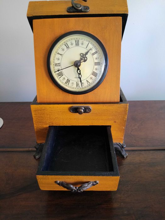 Zegar drewniany,stojący na baterie składany,sprawny 80 lata