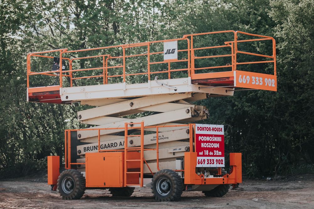 Samojezdny podest ruchomy nożycowy 4x4 podnośnik koszowy wynajem