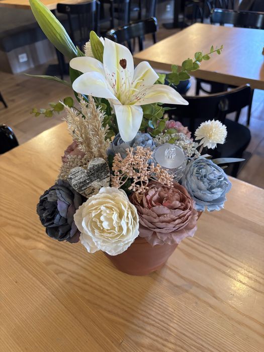 Stroik ma grób, na cmentarz, wszystkich świetych, sztuczne kwiaty