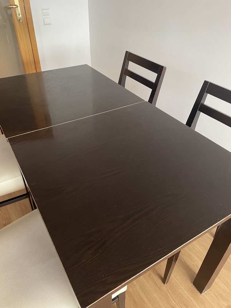 Mesa de jantar com 4 cadeiras