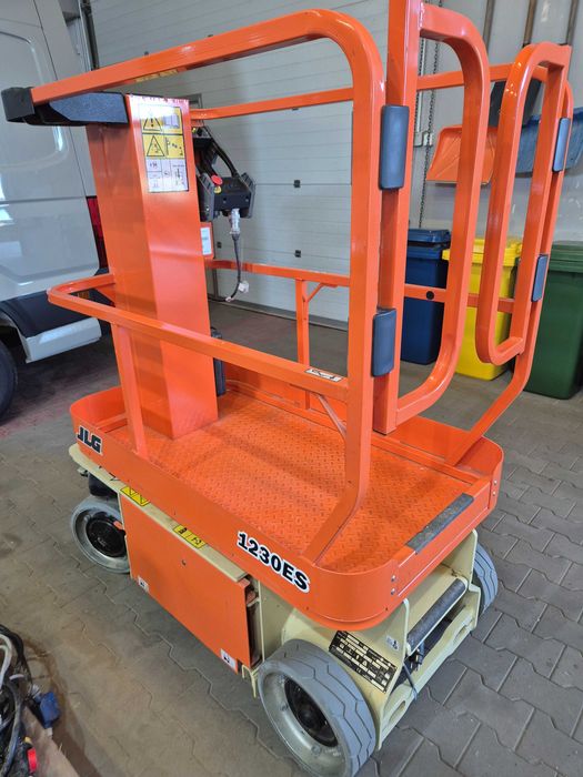 JLG 1230ES
Podest masztowy - 5.7m Elektryczny