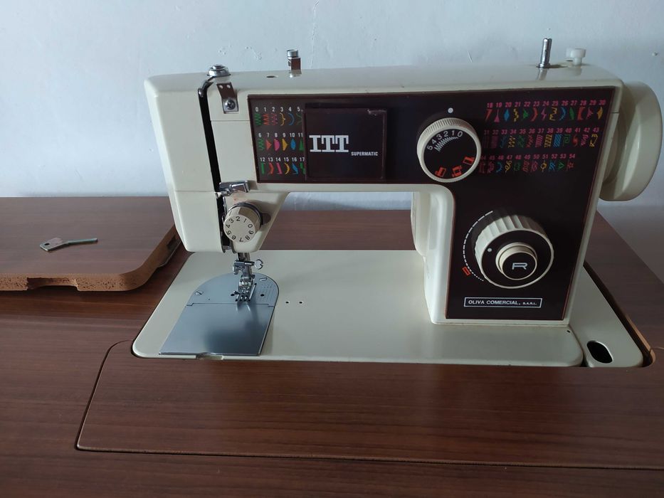 Máquina de costura Oliva, super automática