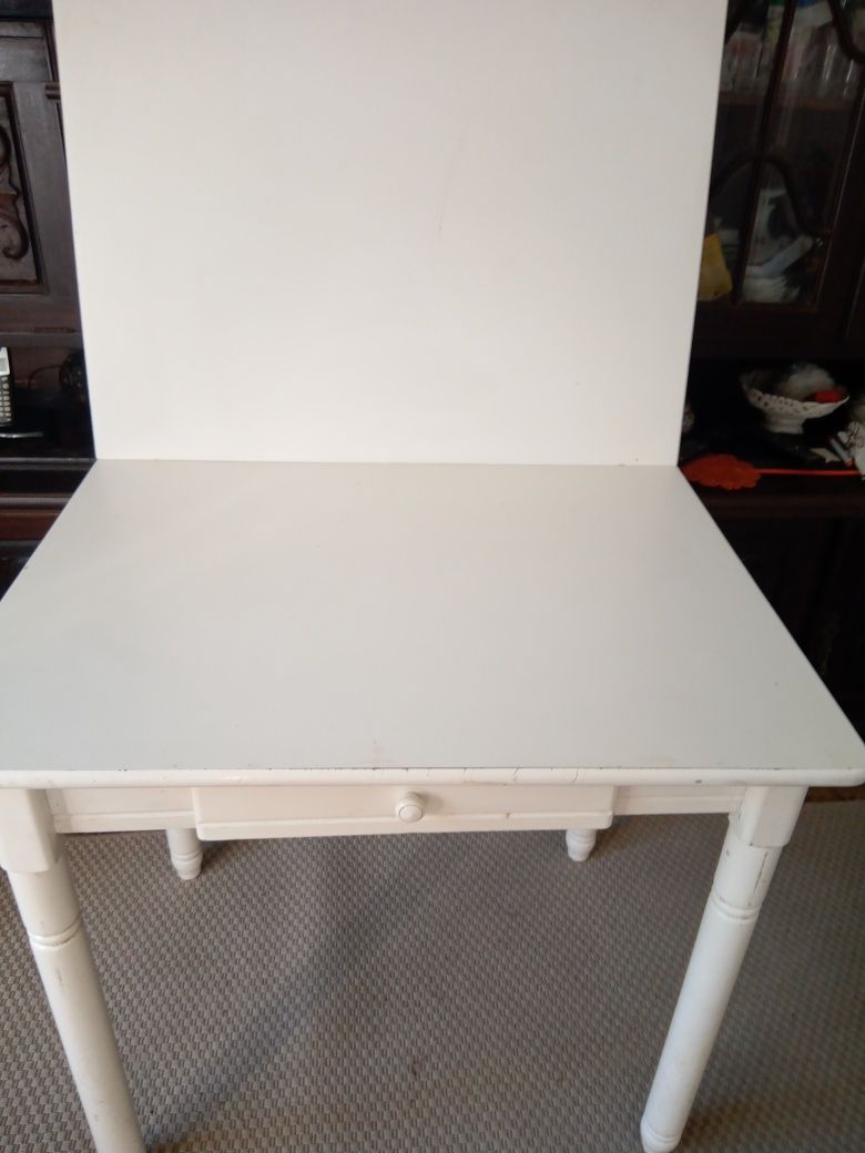 Mesa branca com/três cadeiras