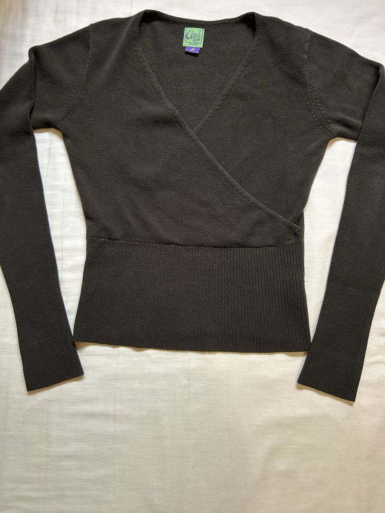 Camisola justa com decote profundo.