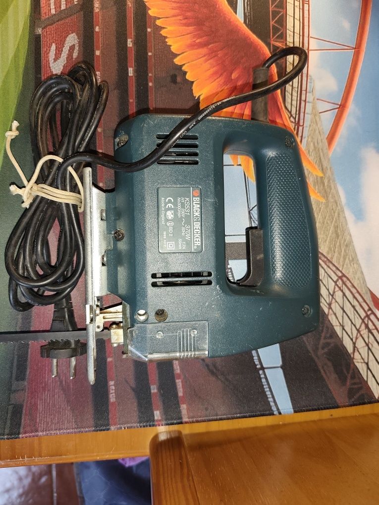 Kit Serra Tico-Tico Black & Decker 370W + Berbequim 509W com Mala e Ac