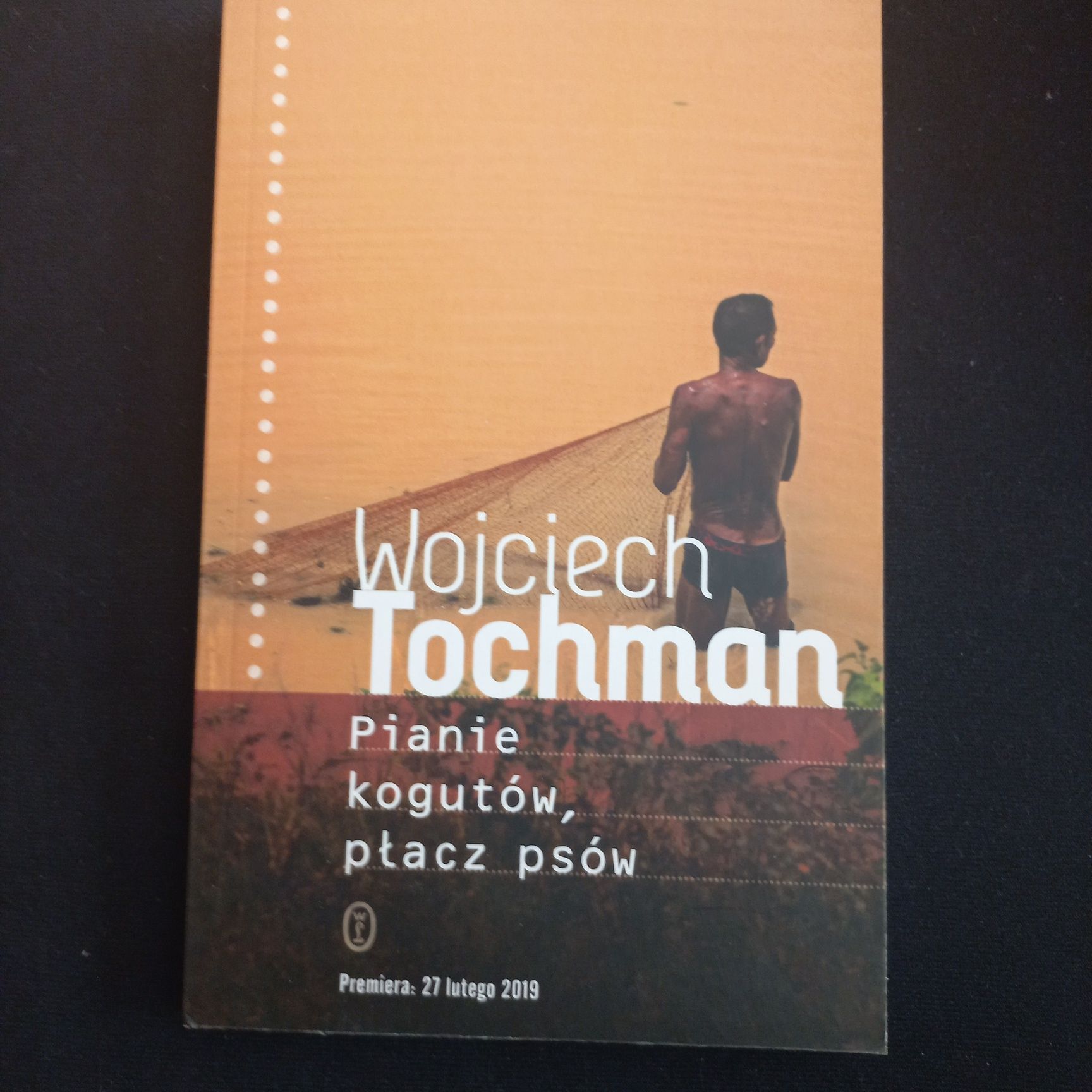 Tochman, Pianie kogutów, płacz psów