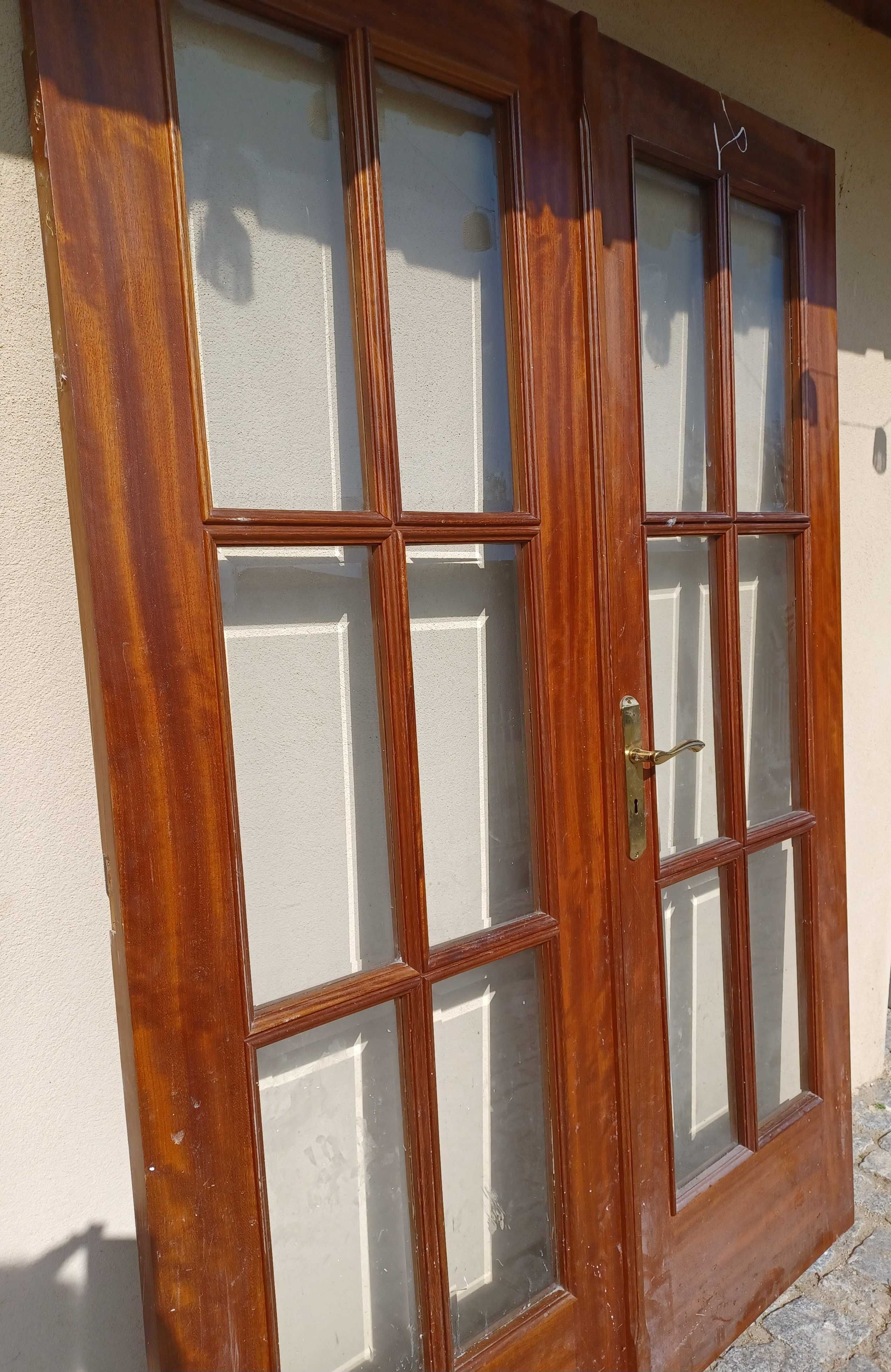 Porta dupla sala em madeira com vidro