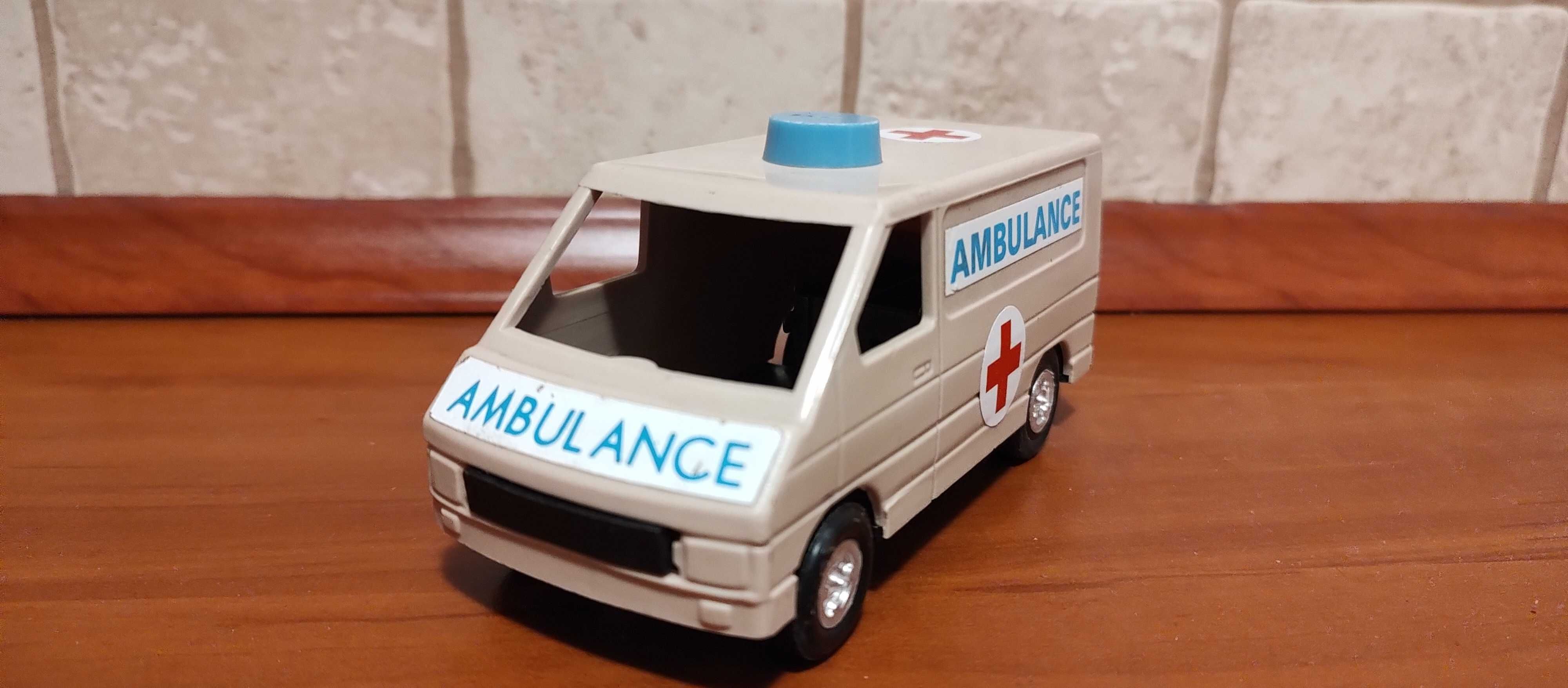 Renault Trafic I karetka ambulans sanitarka model z PRL sygnowany