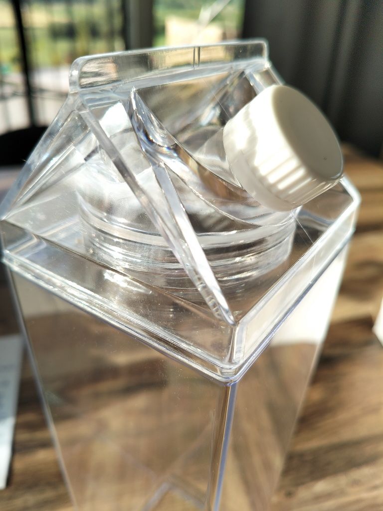Plastikowy pojemnik na wodę, mleko, sok, 1l