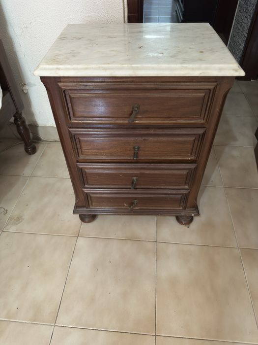 Jogo de 2 mesas de cabeceira e uma cómoda com detalhes em mármore