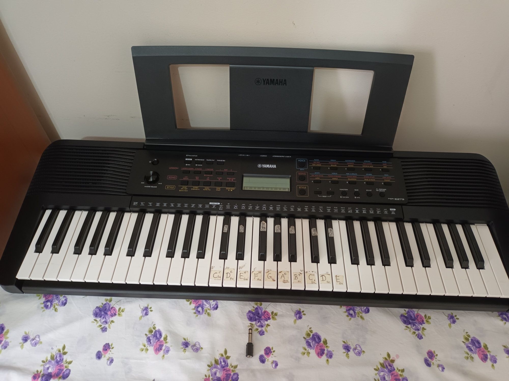 Yamaha PSR-E273 piano