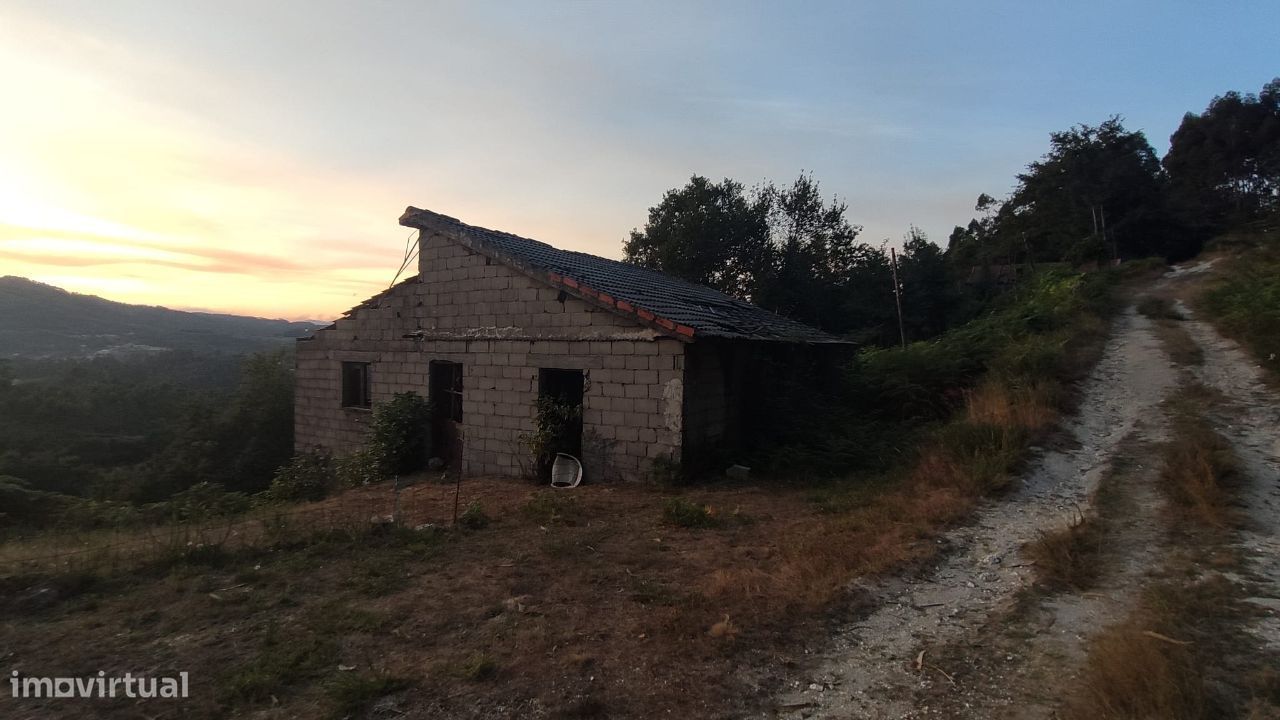 Moradia para restauro em Rossas - Vieira do Minho