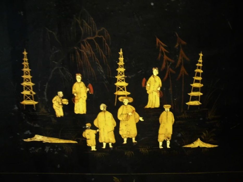 antigo tabuleiro em chapa pintado á mão e dourado-motivos asiáticos