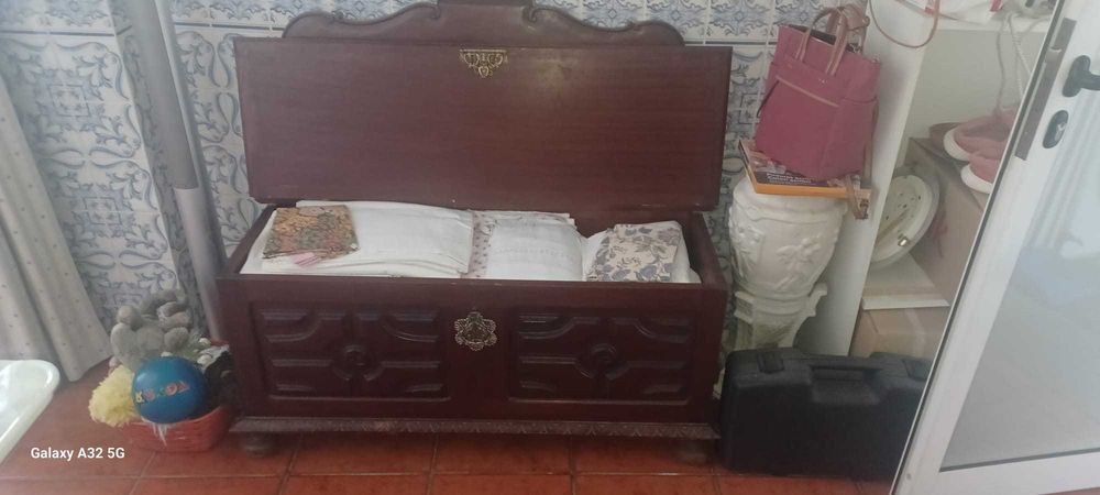 Banco arca em madeira