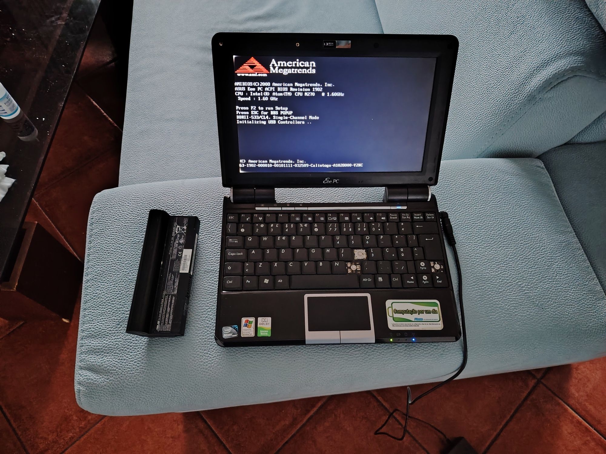 PC de dimensões pequenas Notebook antigo.