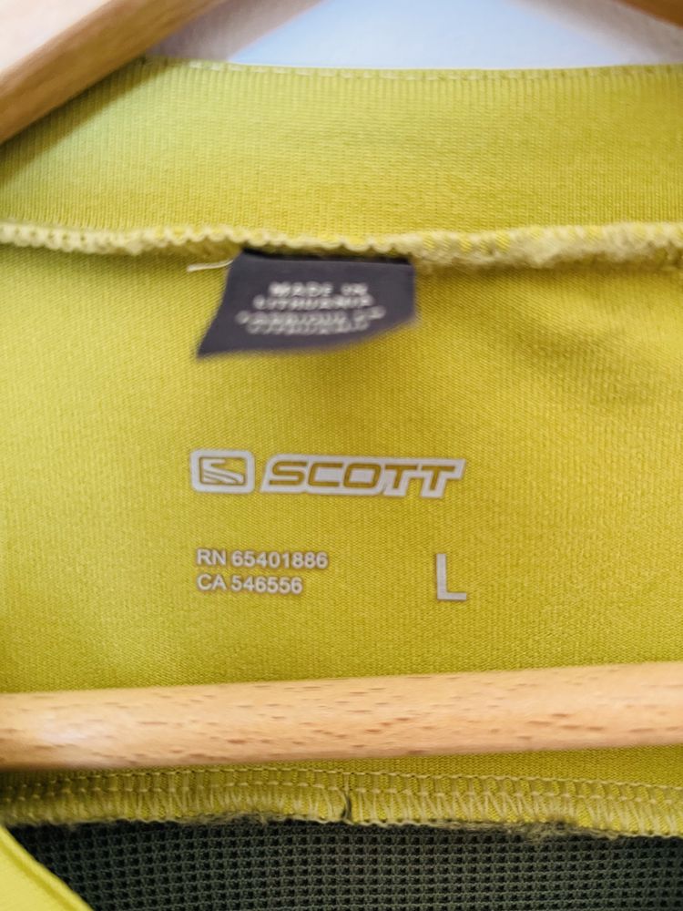 Camisas Scott, tamanho L e tamanho M - Cada uma 5€