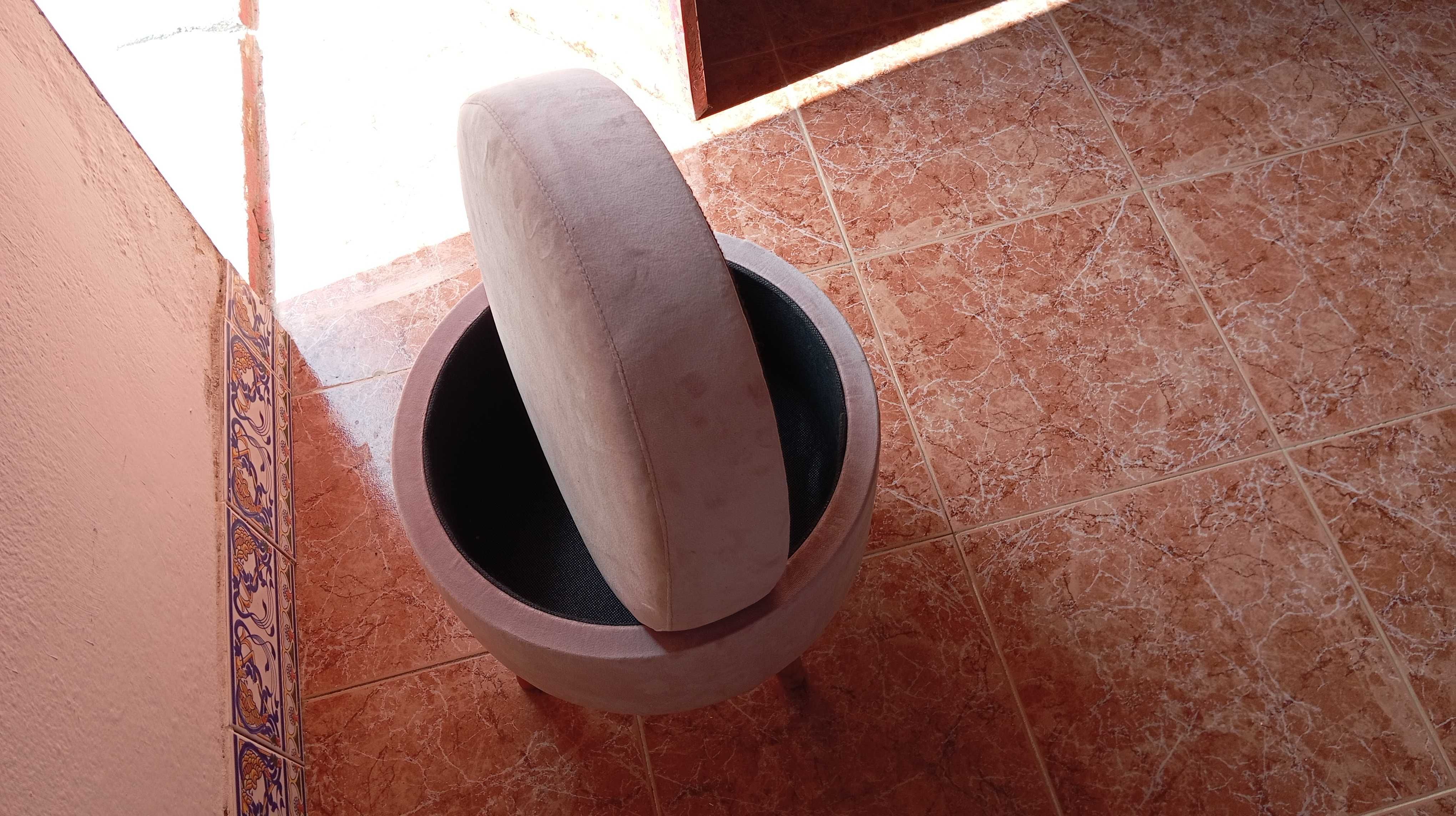 Puff / Banquinho estofado com arrumação