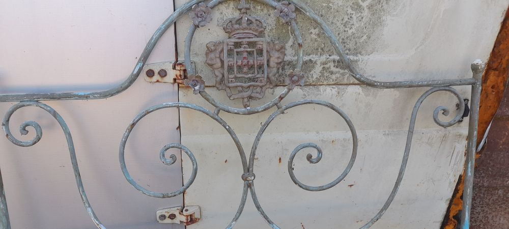 Cama de ferro "cabeçeiras"