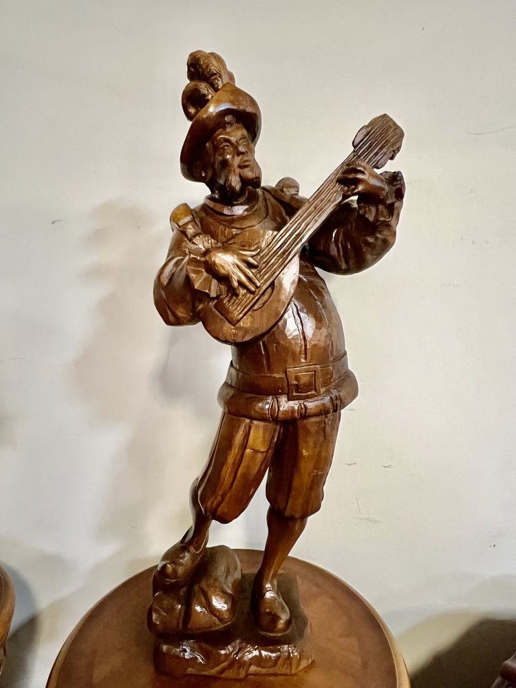 Деревянная фигура барда- менестреля-музыканта с лютней