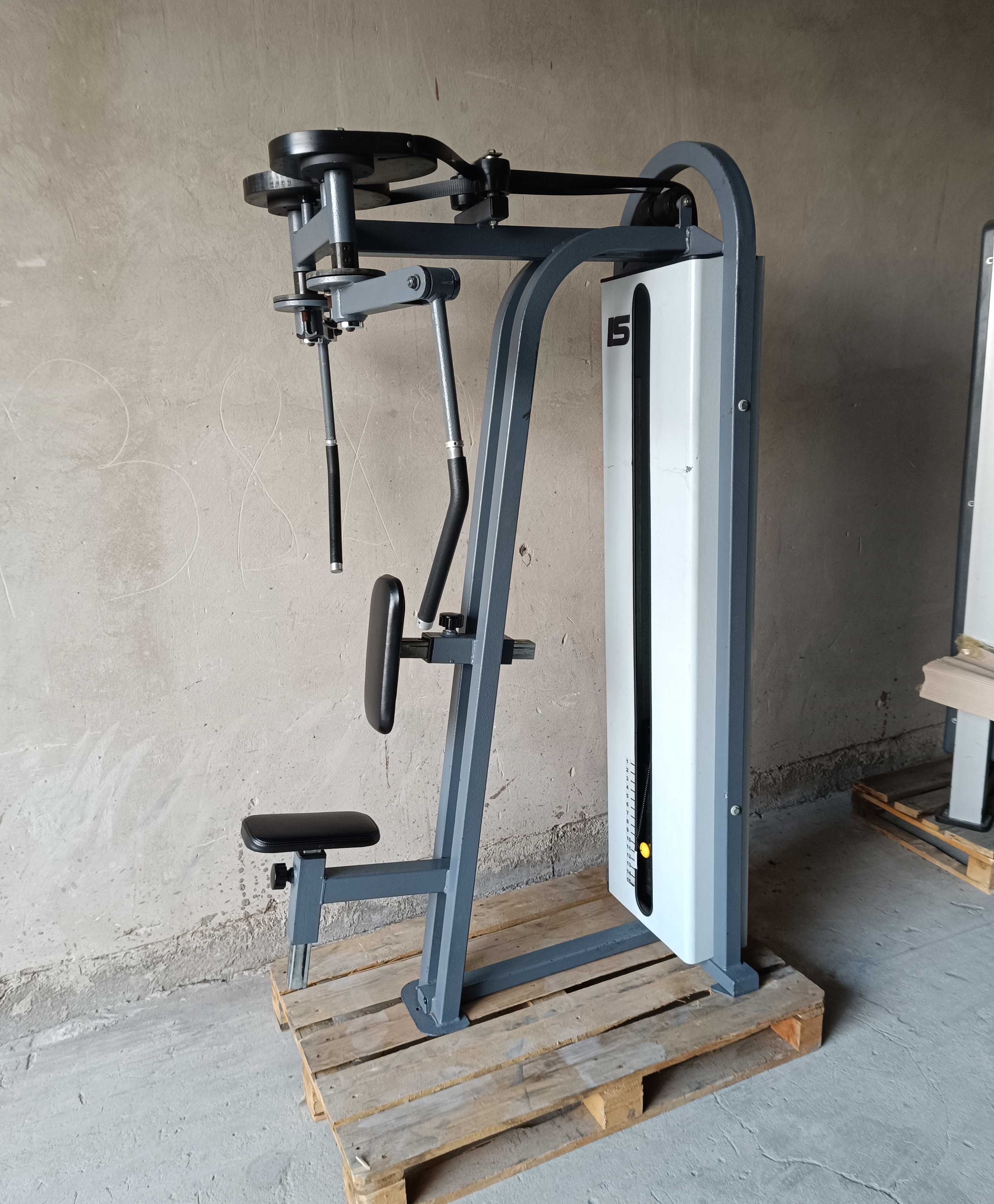 Butterfly 2w1 rozpiętki i tył barków na pasie Life Fitness olymp hes
