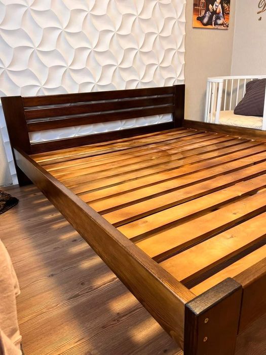 Двері, ліжка, сходи