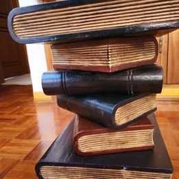 Mesa de apoio de pilha de livros, esculpida à mão, maciça acácia