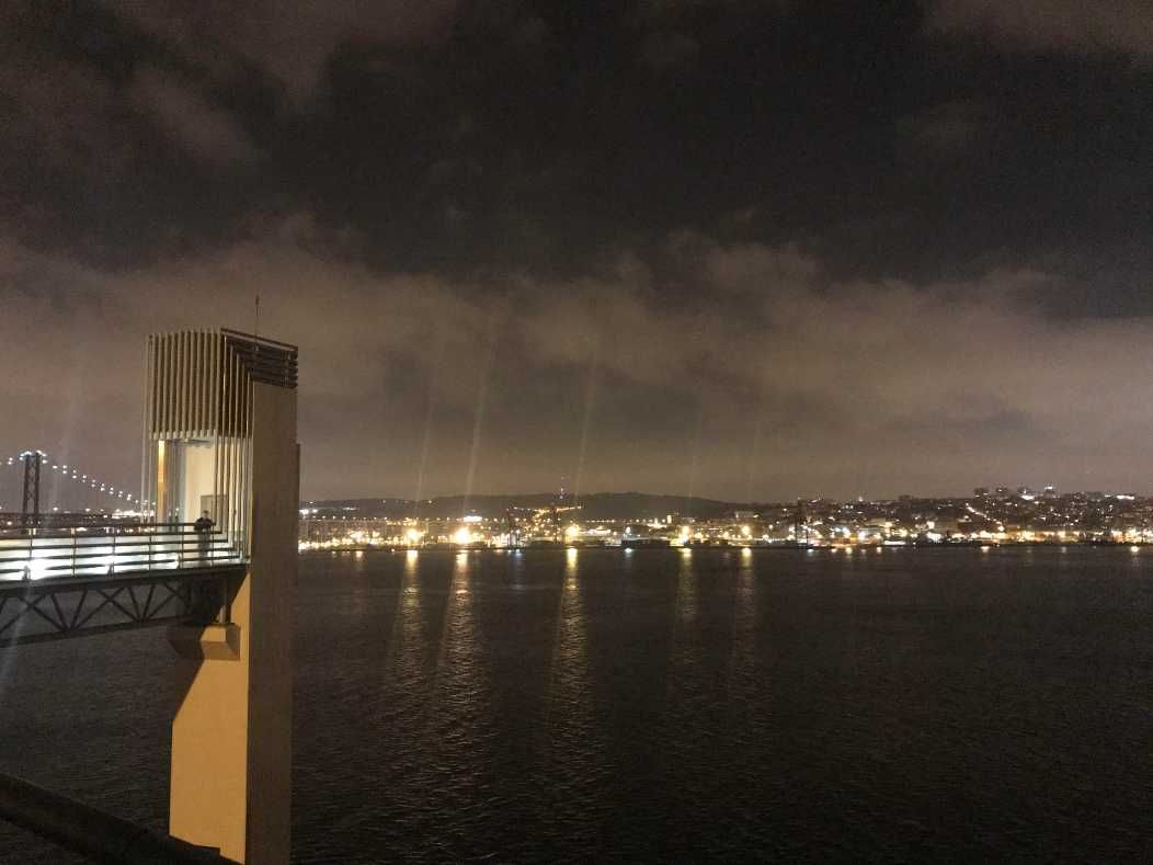Quarto amplo com marquise fechada para arrendar em Almada junto ao rio