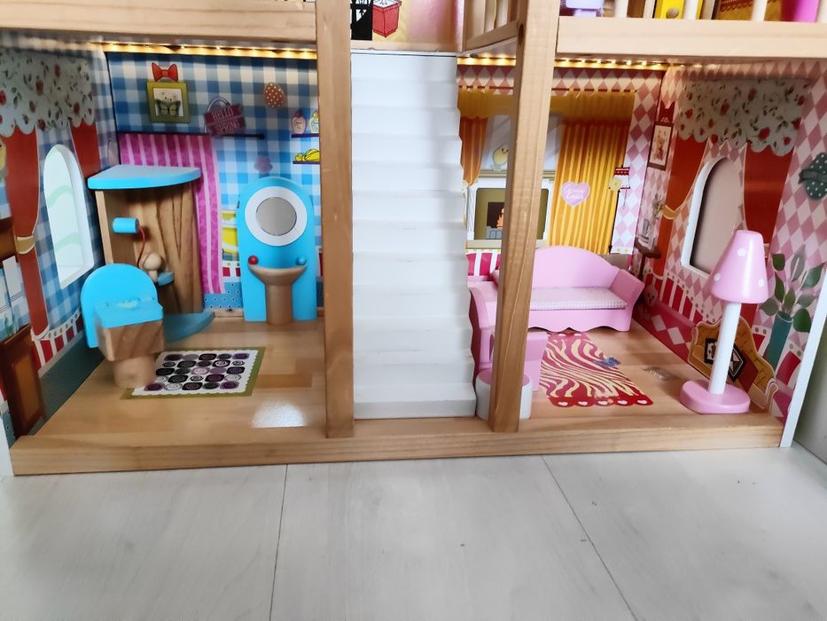 Drewniany domek z oświetleniem