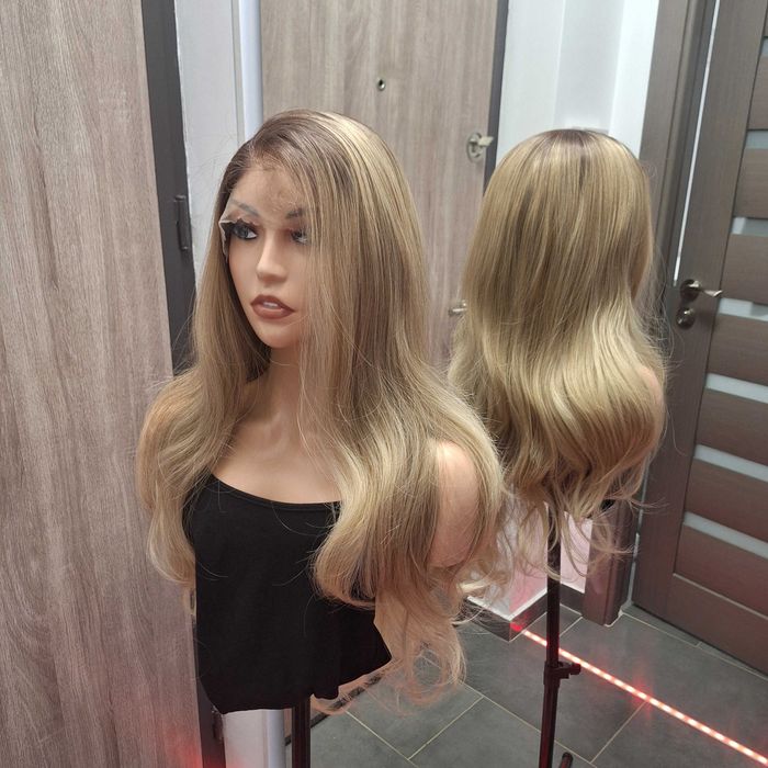 Długa falowana blond peruka z koronką z przodu