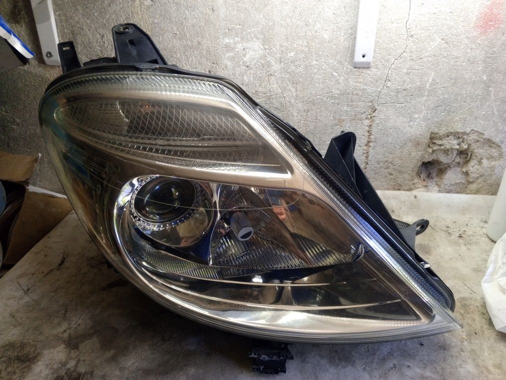 Citroen C8 lampa przednia prawa Xenon Valeo