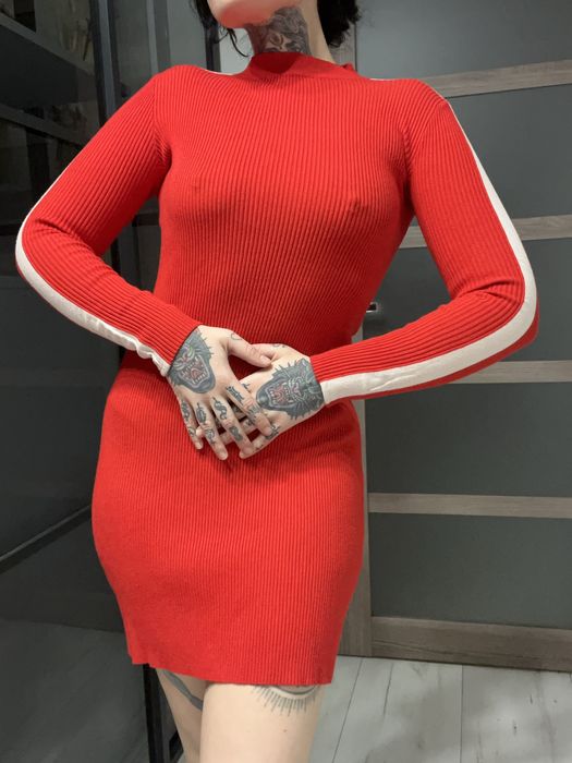 Тепла приталена червона сукня bershka