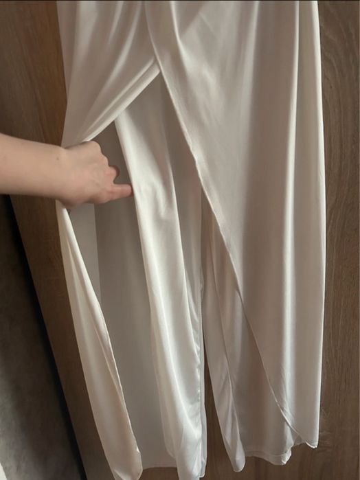 białe przewiewne spodnie idealne na wakacje