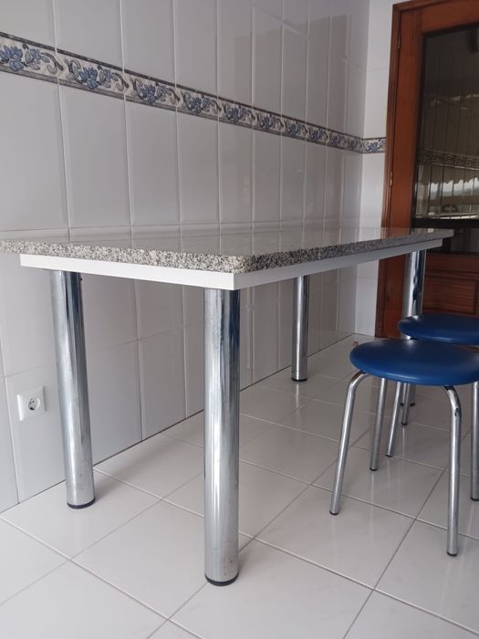 Mesa com pedra de granito e cadeiras