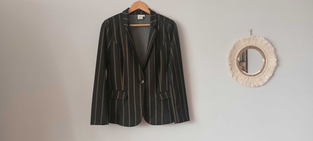 Żakiet czarny w paski guzki rozmiar 42 XL wiskoza 2-biz