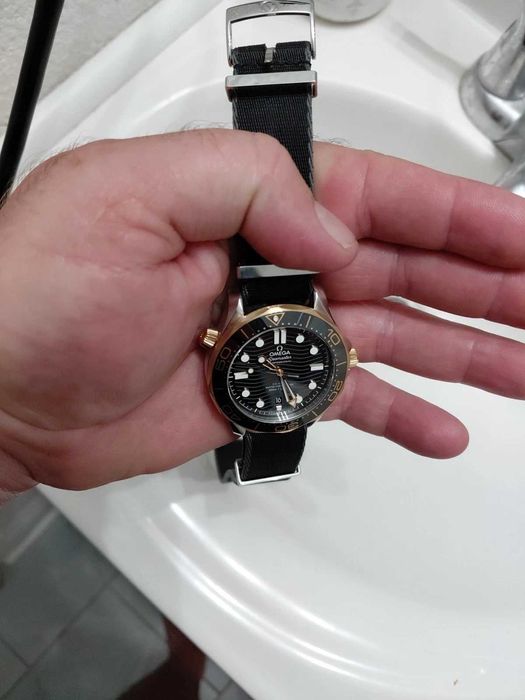 Relógio Omega Seamaster 300 bicolor preto e dourado