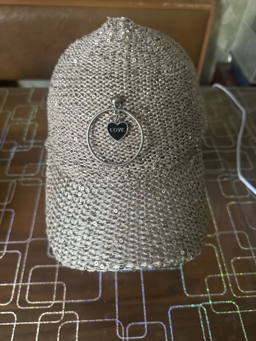 Жіноча кепка в паетках