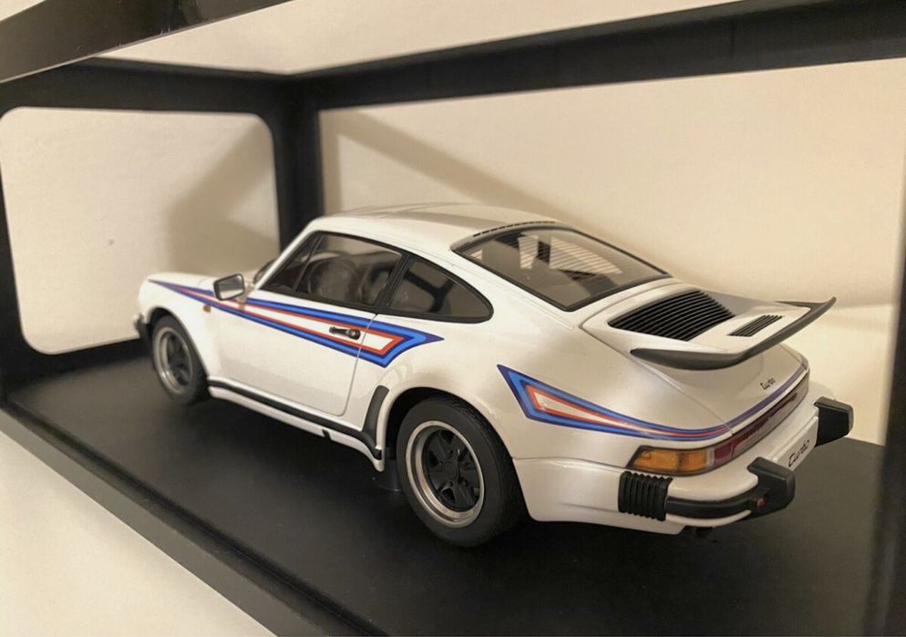 Модель Autoart 1/18  PORSCHE 911 930 Turbo