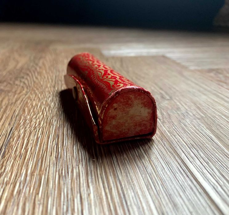 Etui z lusterkiem na szminkę czerwone w złote ornamenty made in Italy