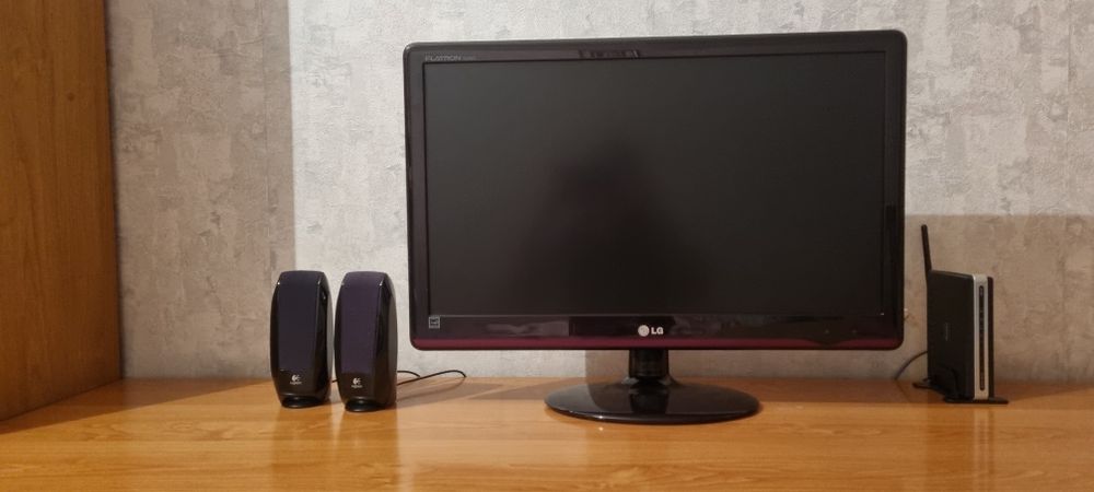 Komplet komputer, klawiatura, myszka i glosniki