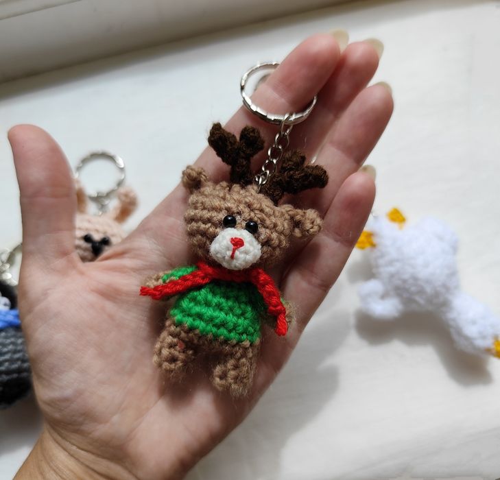 Вязаный брелок зайчик, пингвин,гусь, олень, лягушонок