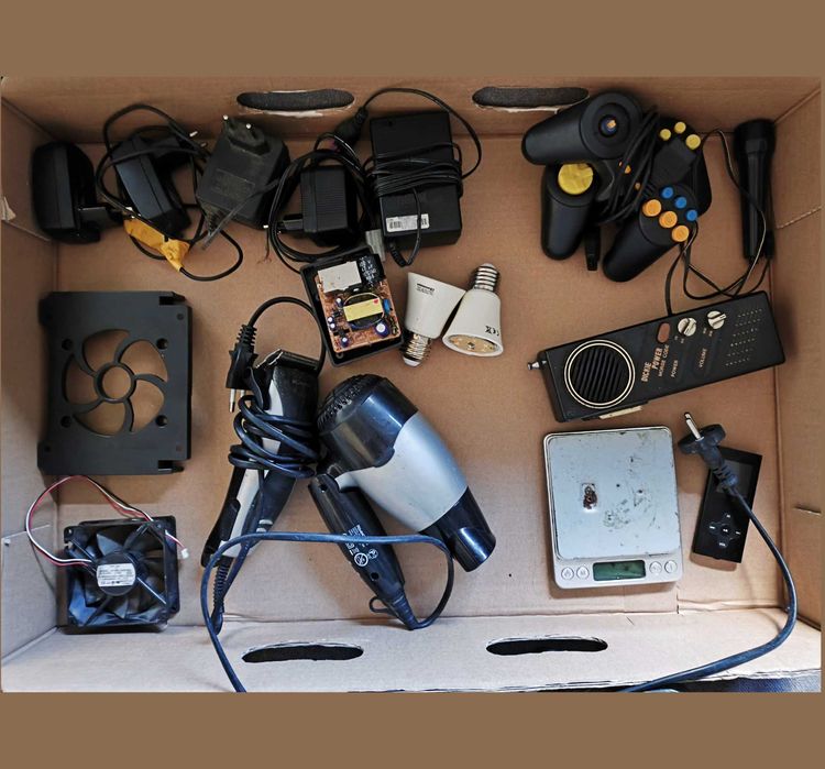 Złom elektroniczny zestaw: silniki, zasilacze, atmega, mp4, wiatraki