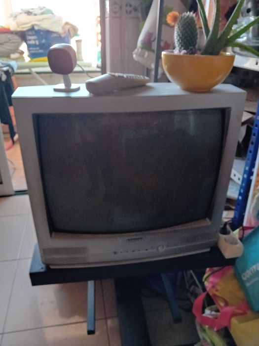 Televisão com suporte