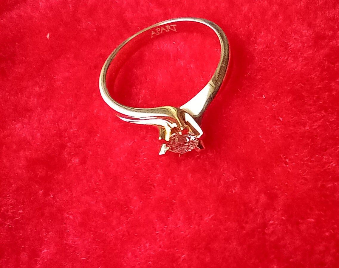 Nowy pierścionek z brylantem 0,24 ct